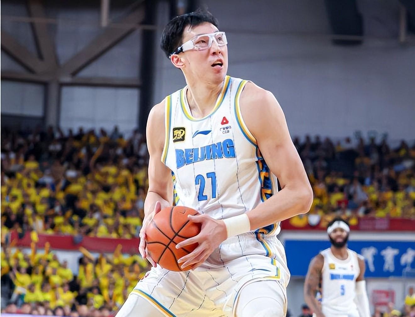 赛前体能课后，曼城战术微调备战CBA常规赛，媒体盛赞，轮换策略成焦点(曼城战术阵容)